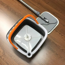 Set Mop Rotante con Secchio e Separatore d'Acqua, Manico in Acciaio Inox e 2 Teste in Microfibra