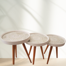 Set 3 Tavolini da Caffè Design Mandala - Bianco con Oro, Gambe in Legno Naturale, Misure Diverse