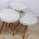 Set 3 Tavolini da Caffè Design Mandala - Bianco con Oro, Gambe in Legno Naturale, Misure Diverse
