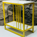 Tavolino Laterale Moderno con 2 Ripiani – Piano Effetto Marmo e Telaio in Metallo Giallo, Design Elegante e Versatile per Soggiorno, Camera da Letto o Ufficio