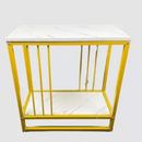Tavolino Laterale Moderno con 2 Ripiani – Piano Effetto Marmo e Telaio in Metallo Giallo, Design Elegante e Versatile per Soggiorno, Camera da Letto o Ufficio