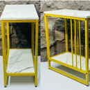 Tavolino Laterale Moderno con 2 Ripiani – Piano Effetto Marmo e Telaio in Metallo Giallo, Design Elegante e Versatile per Soggiorno, Camera da Letto o Ufficio