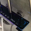 Sistema Doccia Smart con Display LED, Illuminazione Ambientale, Controllo tramite Tasti Piano, Display Temperatura Acqua, Funzioni Multiple e Senza Alimentazione Elettrica