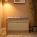 Panca con Scarpiera 2-in-1 in Bambù, 2 Ripiani, Seduta Imbottita Confortevole, Anta Effetto Rattan, Design Naturale, 70 x 24 x 46 cm