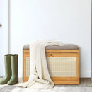 Panca con Scarpiera 2-in-1 in Bambù, 2 Ripiani, Seduta Imbottita Confortevole, Anta Effetto Rattan, Design Naturale, 70 x 24 x 46 cm