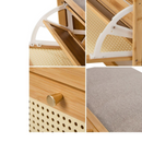 Panca con Scarpiera 2-in-1 in Bambù, 2 Ripiani, Seduta Imbottita Confortevole, Anta Effetto Rattan, Design Naturale, 70 x 24 x 46 cm