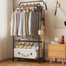 Stender Doppio Multifunzione per Abiti con Ruote, 2 Barre ad Altezze Diverse, Ripiani e Ganci Laterali, Organizer Guardaroba per Abiti e Scarpe